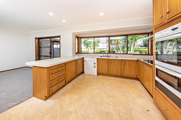 Photo of property in 16 Voltaire Court, Botany Downs, Auckland, 2010