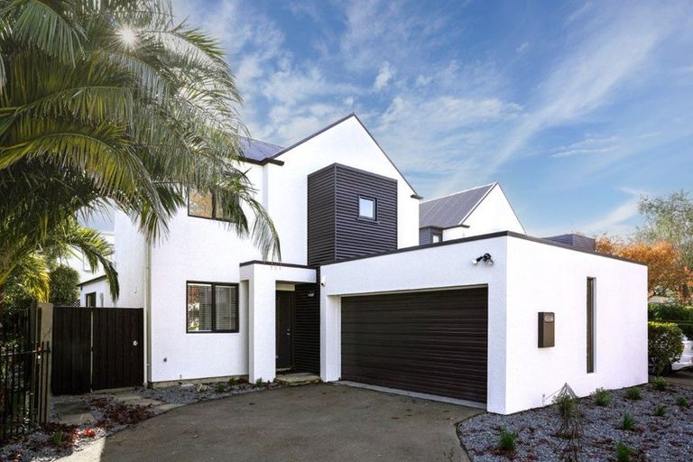 Photo of property in 32 Oakford Close, Riccarton, Christchurch, 8011