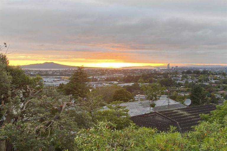 Photo of property in 2/23 Sunset Road, Totara Vale, Auckland, 0632