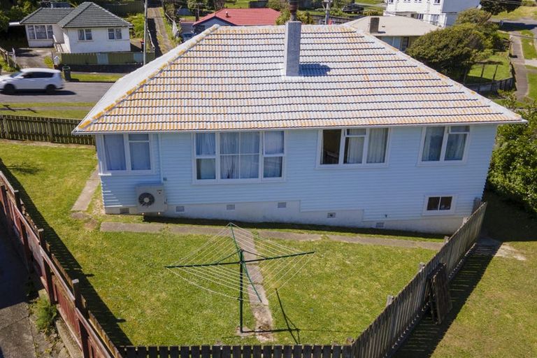 Photo of property in 35 Cornwall Crescent, Cannons Creek, Porirua, 5024