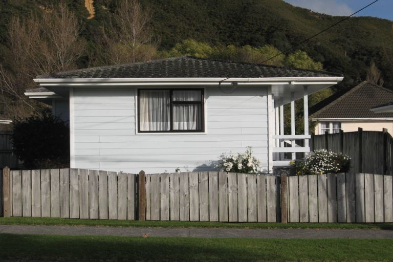 Photo of property in 102a Strand Crescent, Naenae, Lower Hutt, 5011