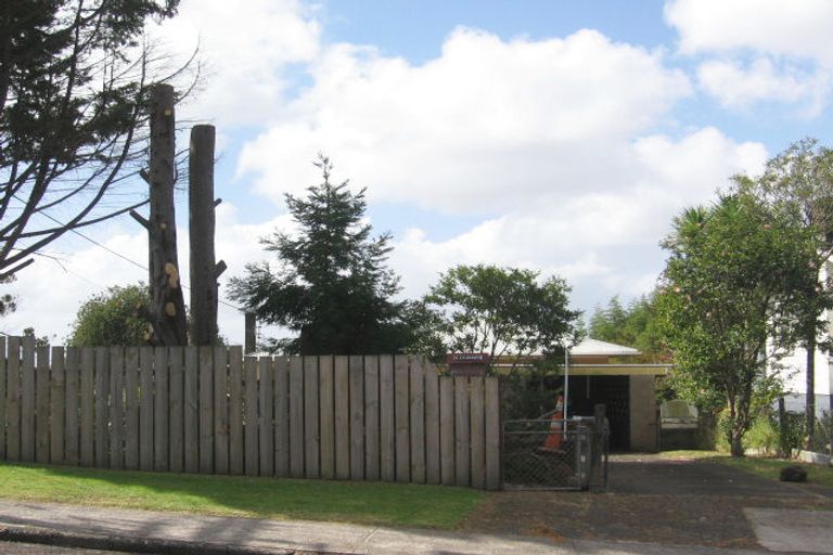 Photo of property in 8 Sarona Avenue, Glen Eden, Auckland, 0602