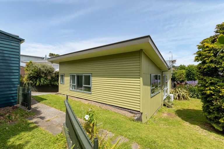 Photo of property in 78 Stewart Drive, Newlands, Wellington, 6037