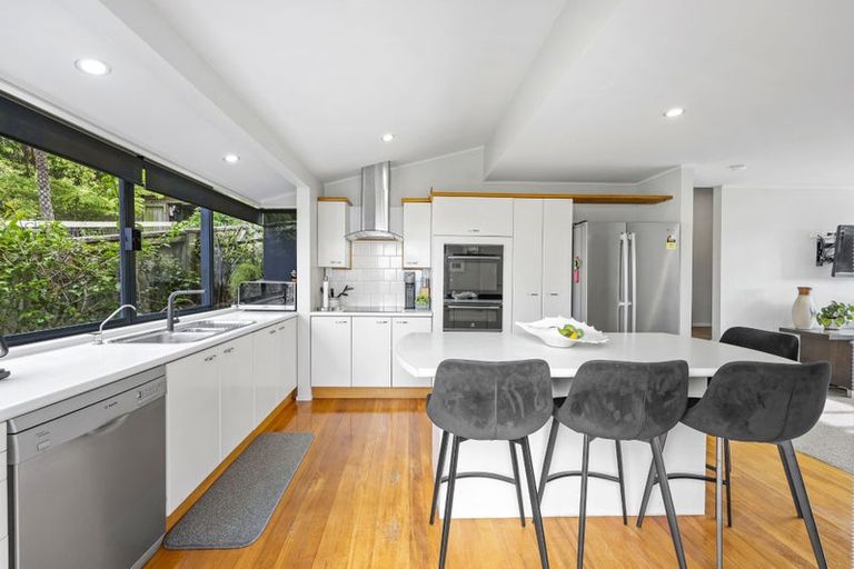 Photo of property in 16 Oakpark Place, West Harbour, Auckland, 0618