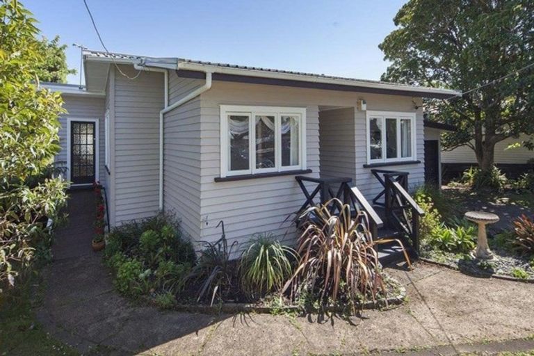 Photo of property in 50 Hobsonville Road, West Harbour, Auckland, 0618