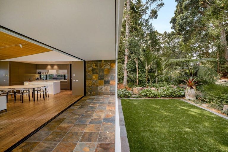 Photo of property in 34 Arapito Road, Titirangi, Auckland, 0604