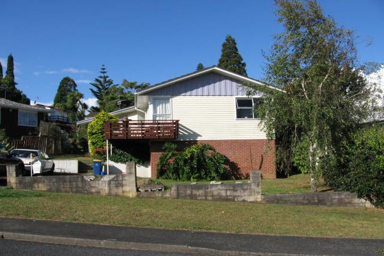 Photo of property in 7 Verena Place, Green Bay, Auckland, 0604