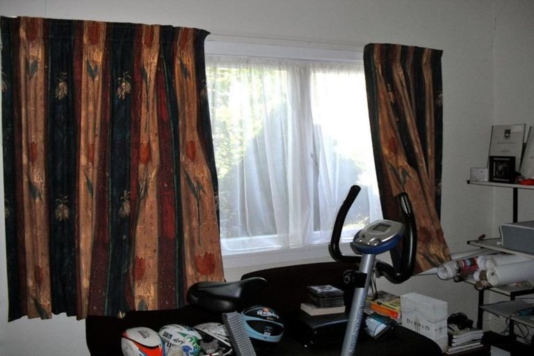 Photo of property in 32 Tirimoana Road, Te Atatu South, Auckland, 0602