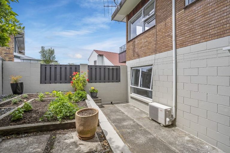 Photo of property in 2/22 Tui Glen Road, Birkenhead, Auckland, 0626
