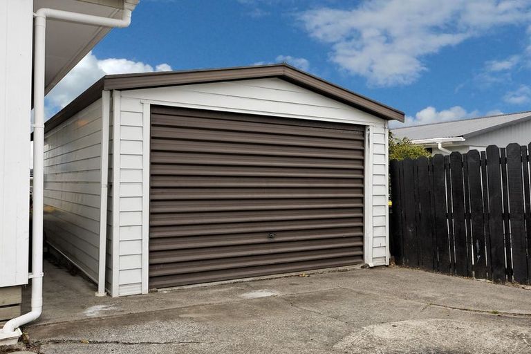Photo of property in 1/4 Hanson Place, West Harbour, Auckland, 0618