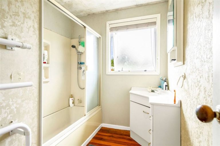 Photo of property in 71 Chilcott Road, Henderson, Auckland, 0612