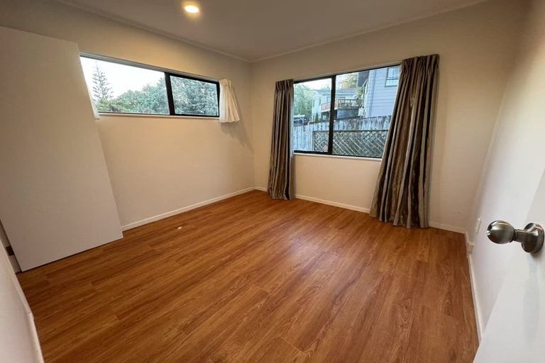 Photo of property in 1 Tableau Place, Totara Vale, Auckland, 0629