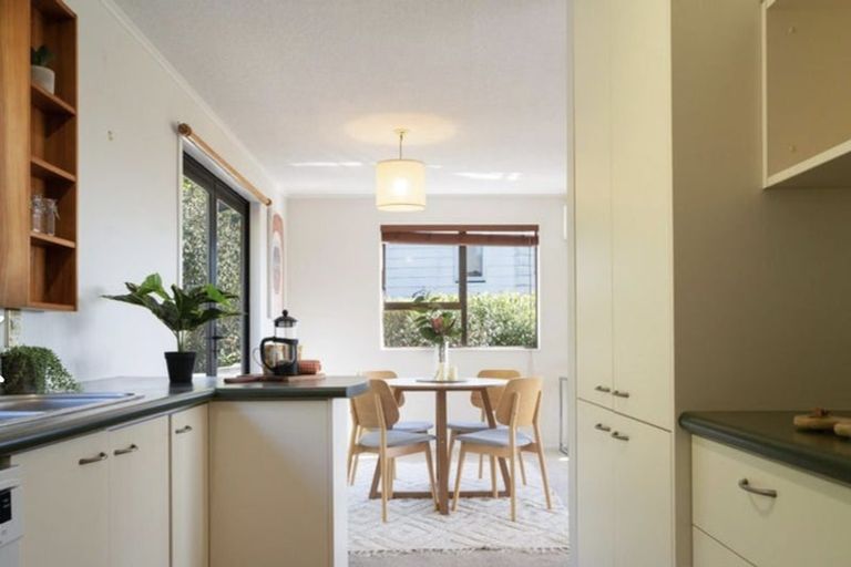 Photo of property in 44 Colchester Crescent, Newlands, Wellington, 6037