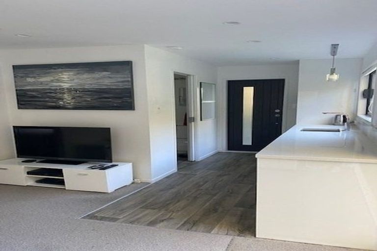 Photo of property in 2/56 Heathcote Road, Castor Bay, Auckland, 0620