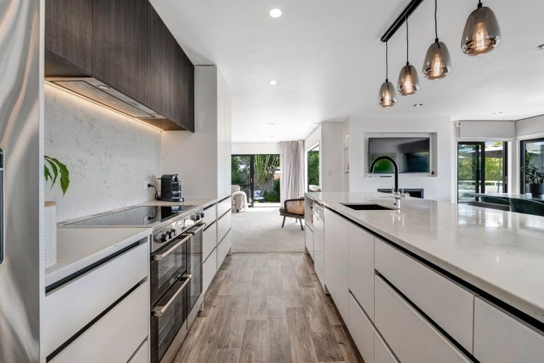 Photo of property in 6 Crown Road, Tindalls Beach, Whangaparaoa, 0930