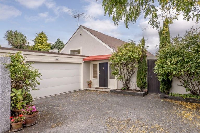 Photo of property in 2/11 Memorial Avenue, Ilam, Christchurch, 8053