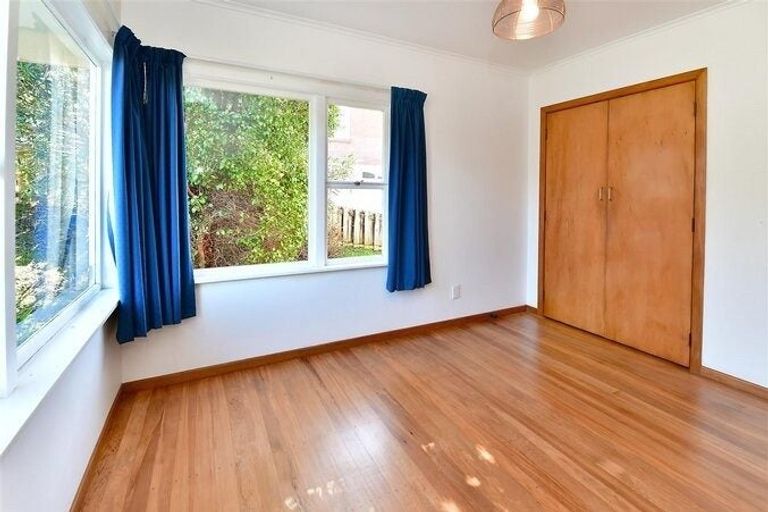 Photo of property in 12 Barker Rise, Northcross, Auckland, 0632