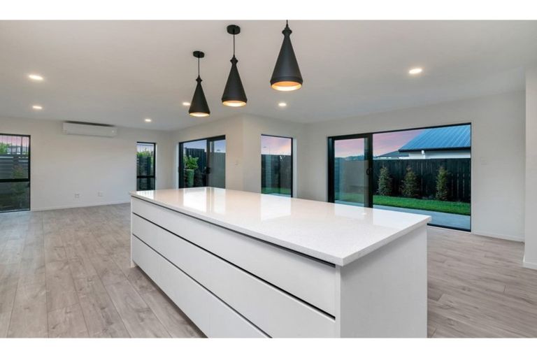 Photo of property in 40 Lumbarda Drive, Kumeu, 0810