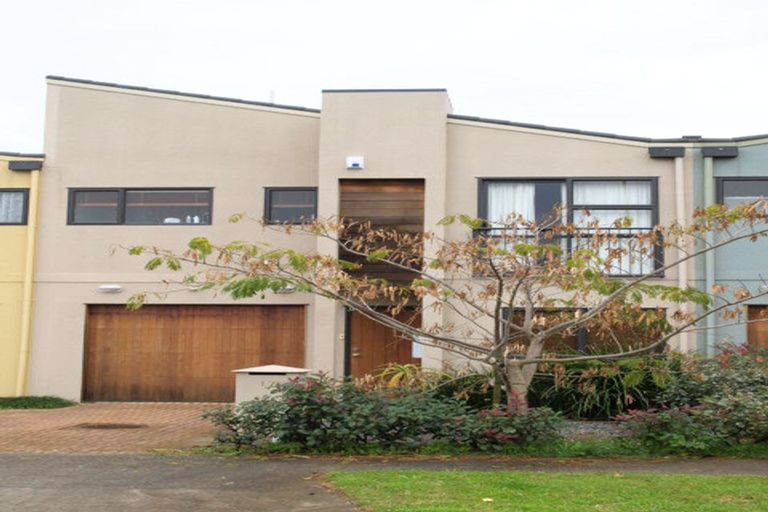 Photo of property in 17 Spalding Rise, Golflands, Auckland, 2013