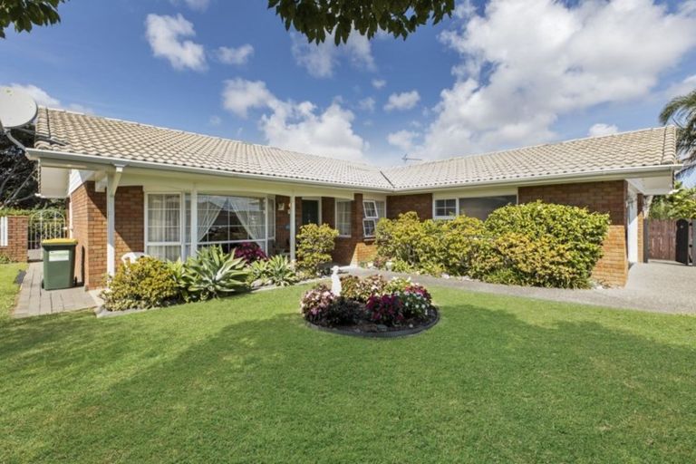 Photo of property in 2 Mirabell Place, Golflands, Auckland, 2013