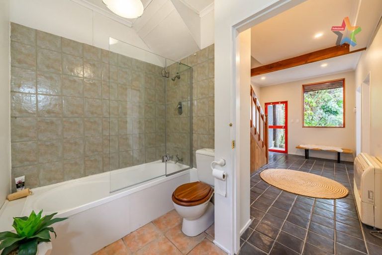 Photo of property in 6 Sarah Way, Crofton Downs, Wellington, 6035