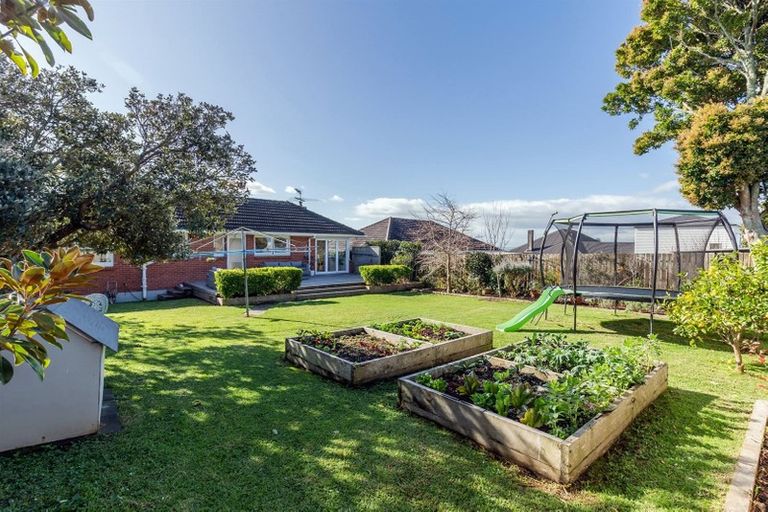 Photo of property in 33 Pupuke Road, Birkenhead, Auckland, 0627