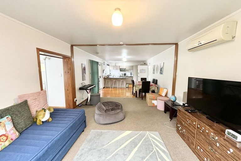 Photo of property in 8 Divich Avenue, Te Atatu South, Auckland, 0610