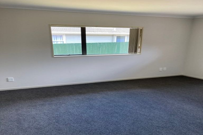 Photo of property in 5 Burton's Drive, Swanson, Auckland, 0614