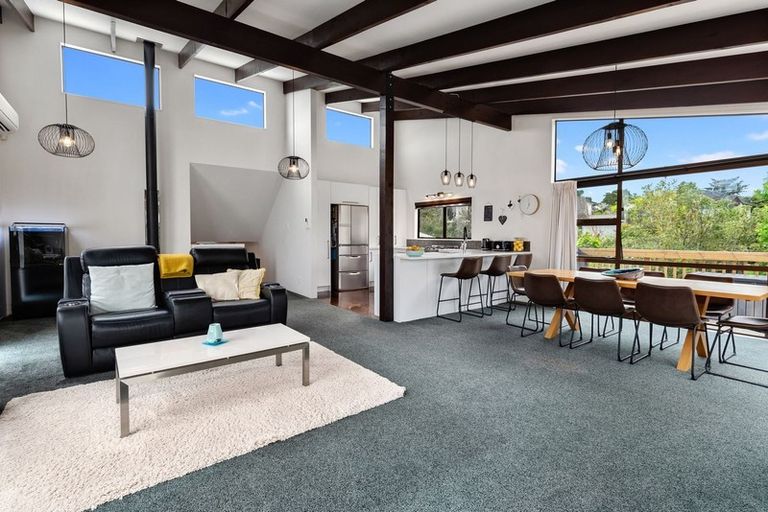 Photo of property in 17 Chatham Avenue, Paremoremo, Auckland, 0632