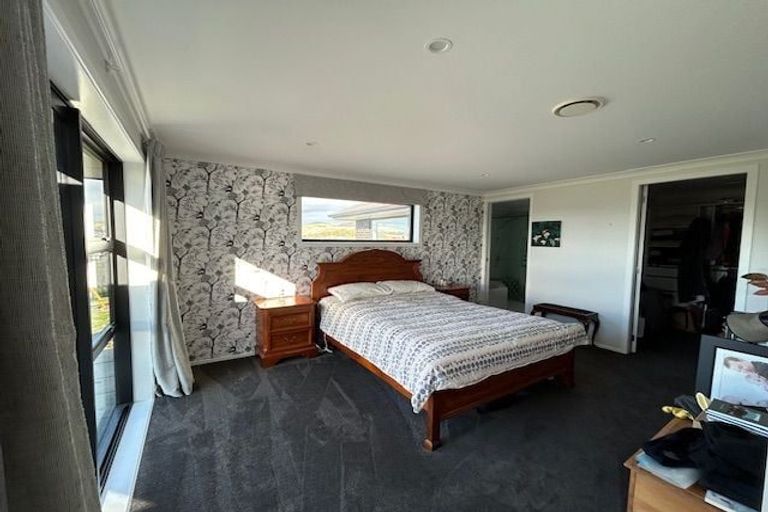 Photo of property in 11 Queen Charlotte Drive, Aotea, Porirua, 5024