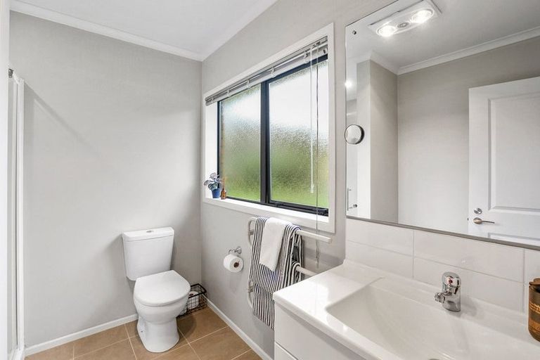 Photo of property in 11 Montrose Place, Highlands Park, New Plymouth, 4312