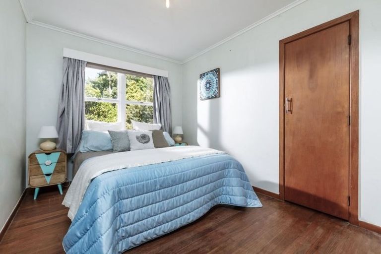 Photo of property in 49 Totaravale Drive, Totara Vale, Auckland, 0629