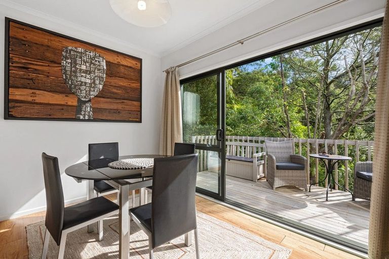 Photo of property in 5 Springwater Vale, Unsworth Heights, Auckland, 0632