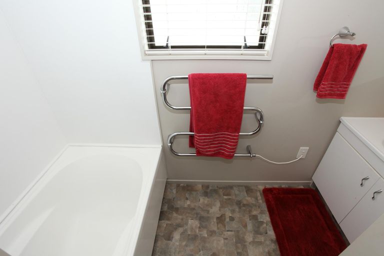 Photo of property in 28 James Street, Raglan, 3225