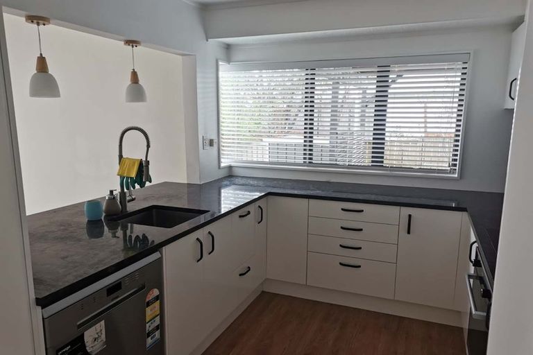 Photo of property in 2/20a Lavery Place, Sunnynook, Auckland, 0632