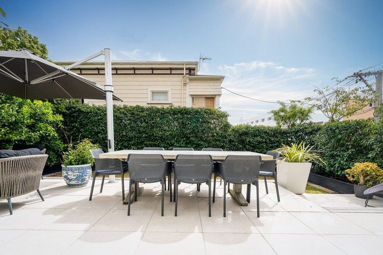 Photo of property in 18 Austin Street, Mount Victoria, Wellington, 6011