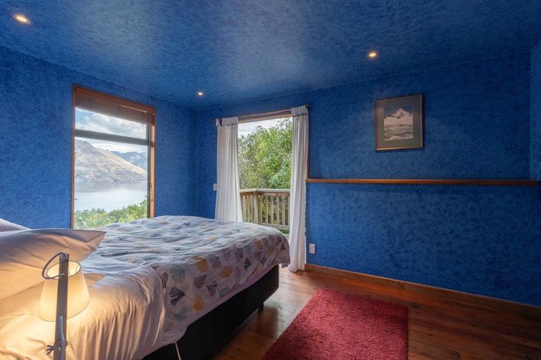 Photo of property in 10 Mckerrow Place, Sunshine Bay, Queenstown, 9300