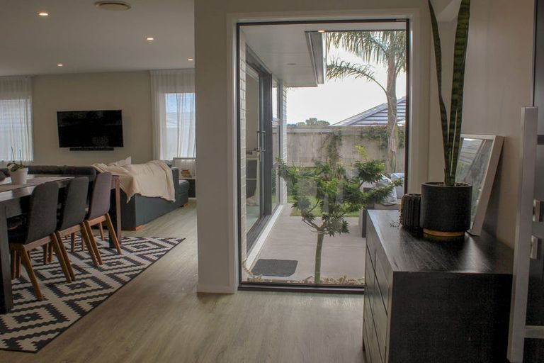 Photo of property in 18 Charlotte Drive, Omokoroa, 3114