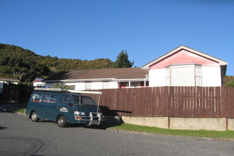 Photo of property in 11 Takanini Grove, Stokes Valley, Lower Hutt, 5019