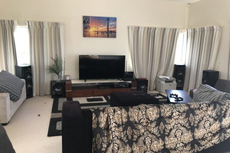 Photo of property in 8 Adelie Place, Murrays Bay, Auckland, 0630