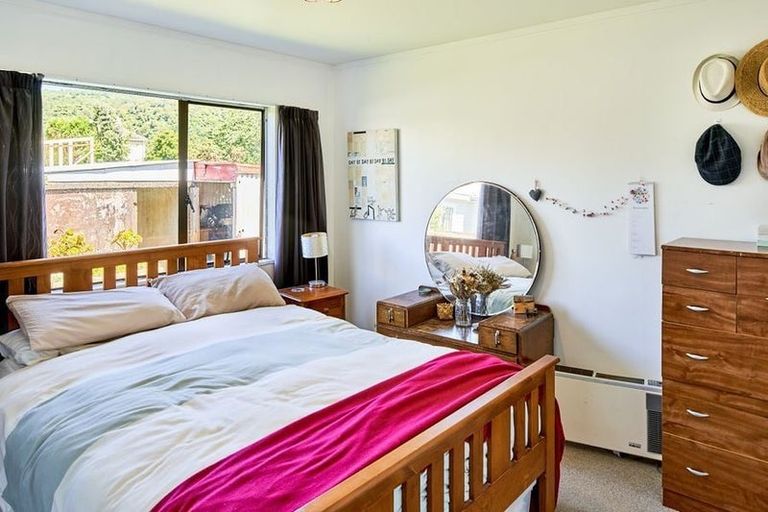 Photo of property in 1a Pearce Crescent, Taita, Lower Hutt, 5011