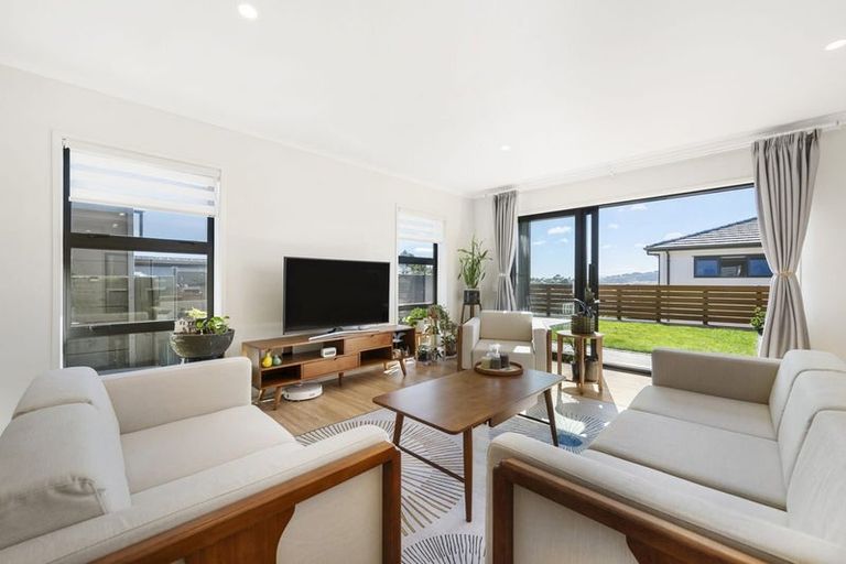 Photo of property in 8 Boeing Way, Newlands, Wellington, 6037
