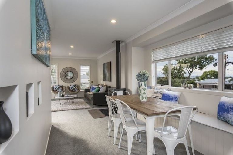 Photo of property in 69 Buscomb Avenue, Henderson, Auckland, 0610