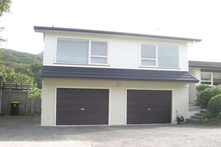 Photo of property in 3 Fitzwilliam Terrace, Tawa, Wellington, 5028