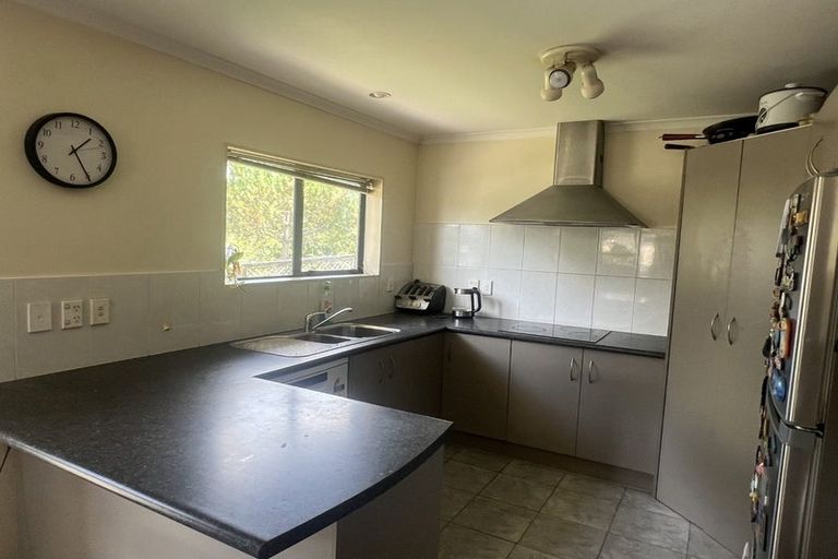 Photo of property in 2 Burton's Drive, Swanson, Auckland, 0614