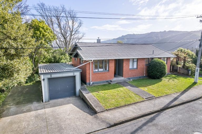 Photo of property in 10 Vista Crescent, Maoribank, Upper Hutt, 5018