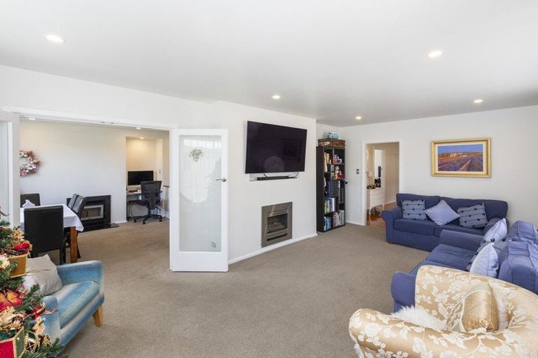 Photo of property in 17 Newbridge Place, Ilam, Christchurch, 8041