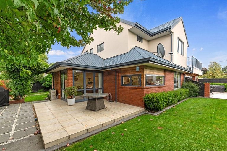 Photo of property in 100 Gardiners Road, Harewood, Christchurch, 8051