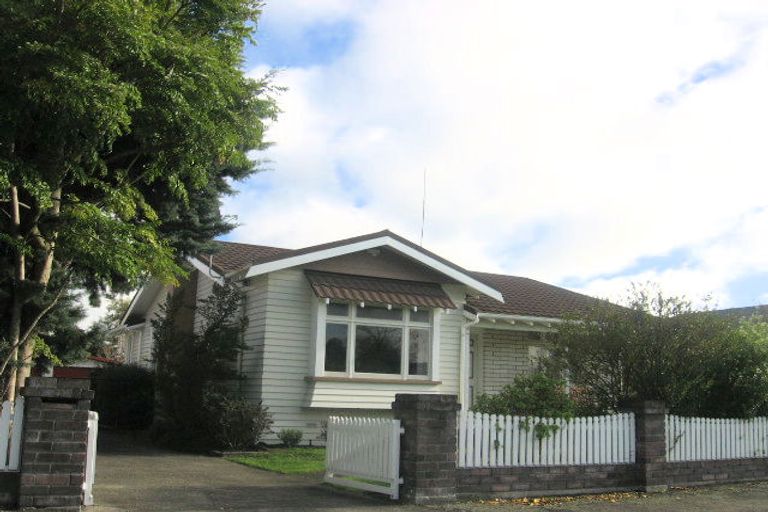 Photo of property in 28 Burns Avenue, Takaro, Palmerston North, 4412