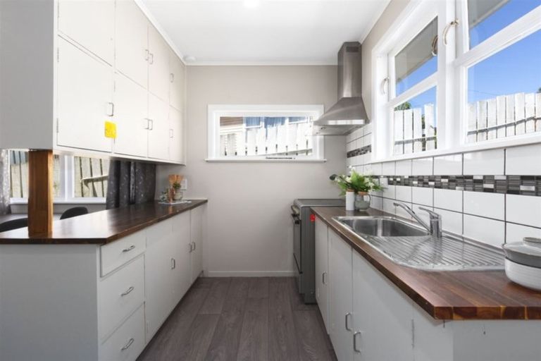 Photo of property in 111 Driver Crescent, Cannons Creek, Porirua, 5024